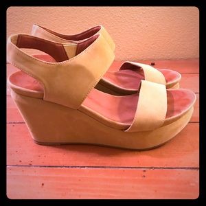 Kenneth Cole Gentle Souls suede wedge sandal. Sz 8